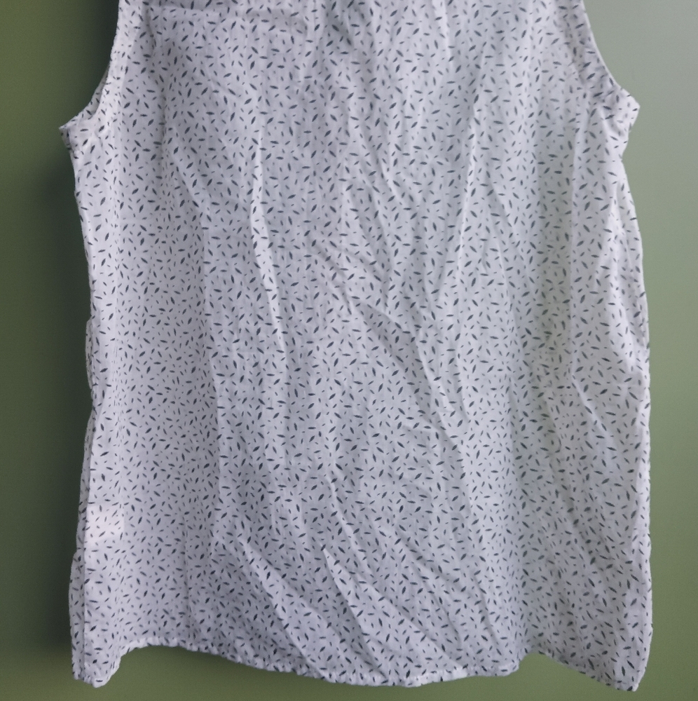 Dylan Sleeveless Tie-Front Printed Top - Picture 13 of 14